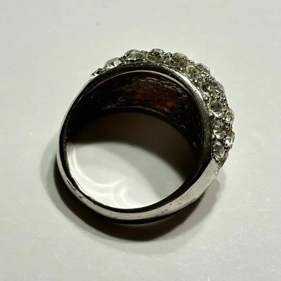 Vintage Y2K Silvertone cocktail ring covered in white rhinestones size 8.5 - Picture 3 of 6